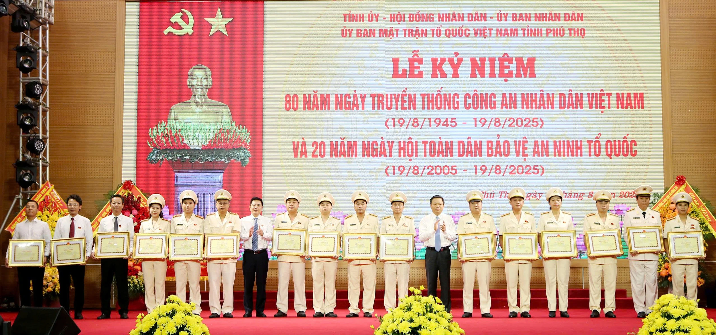 Lễ kỷ niệm 80 năm Ngày truyền thống CAND và 20 năm Ngày hội toàn dân bảo vệ ANTQ