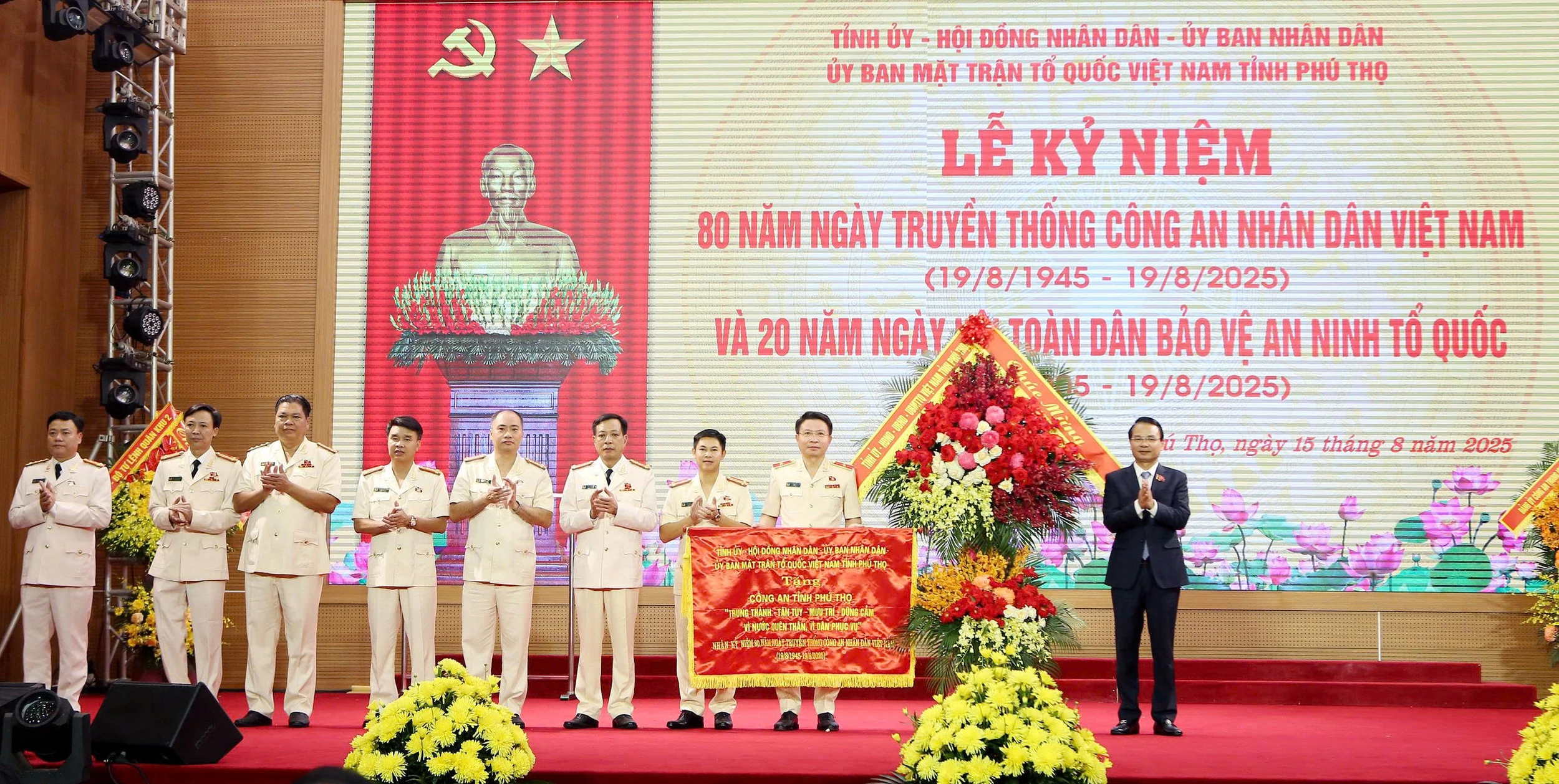 Lễ kỷ niệm 80 năm Ngày truyền thống CAND và 20 năm Ngày hội toàn dân bảo vệ ANTQ