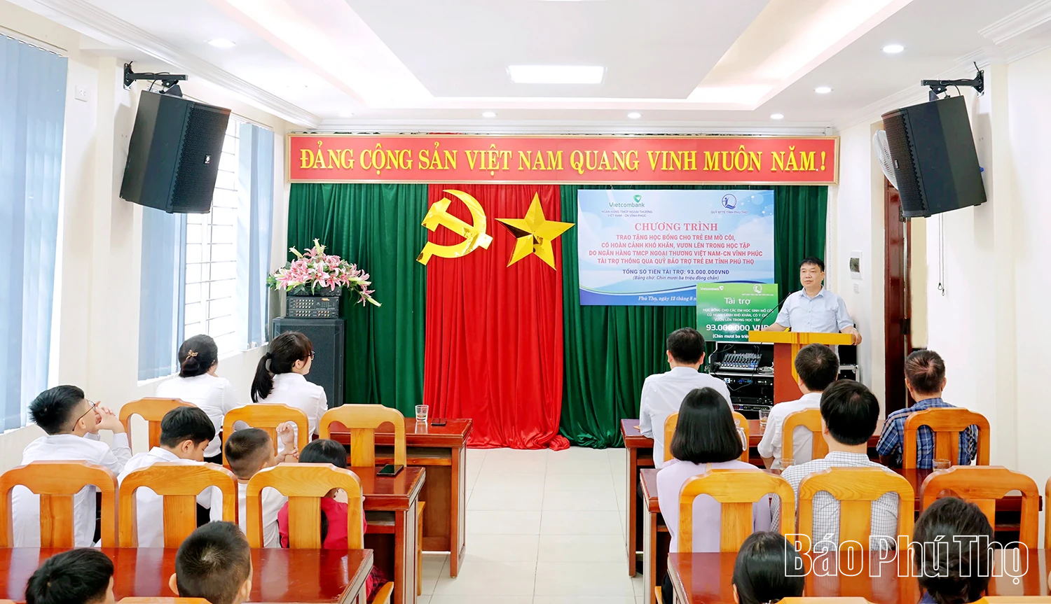 Trao học bổng cho trẻ em có hoàn cảnh đặc biệt khó khăn