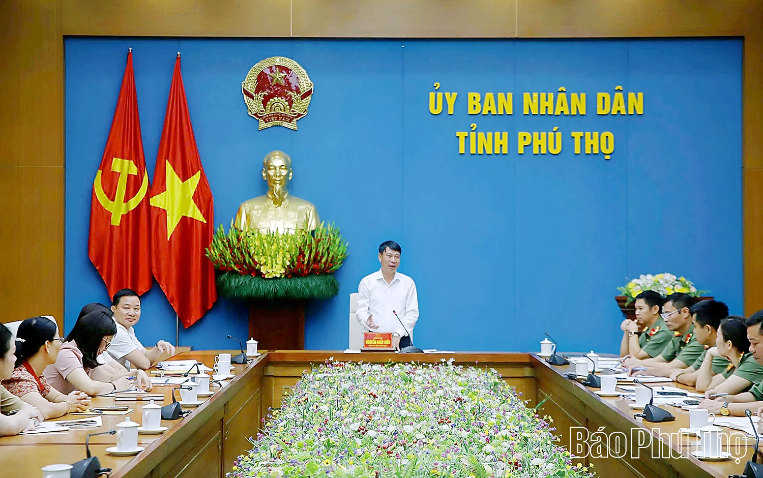 Phó Chủ tịch UBND tỉnh Nguyễn Khắc Hiếu nghe báo cáo về công tác chuẩn bị Lễ kỷ niệm 80 năm Ngày truyền thống Công an nhân dân