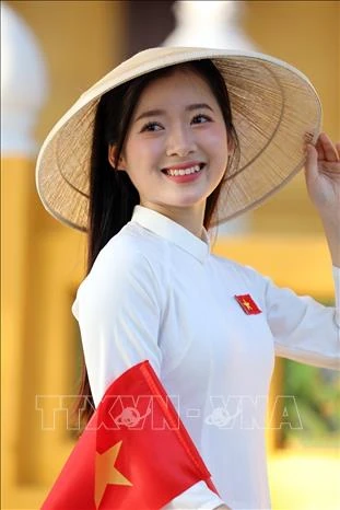 Lan tỏa tình yêu nước với tà áo dài và hình ảnh lá cờ Tổ quốc
