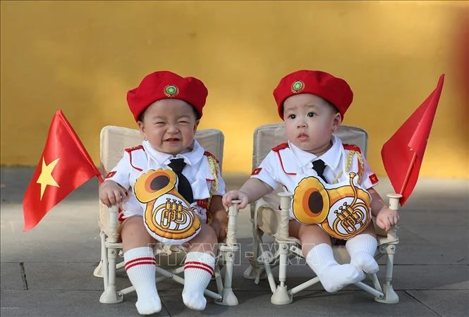 Lan tỏa tình yêu nước với tà áo dài và hình ảnh lá cờ Tổ quốc