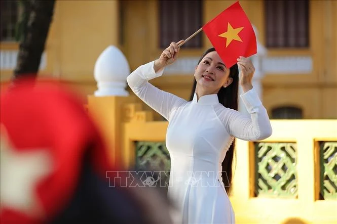 Lan tỏa tình yêu nước với tà áo dài và hình ảnh lá cờ Tổ quốc
