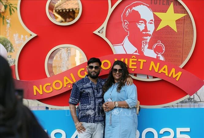 Lan tỏa tình yêu nước với tà áo dài và hình ảnh lá cờ Tổ quốc