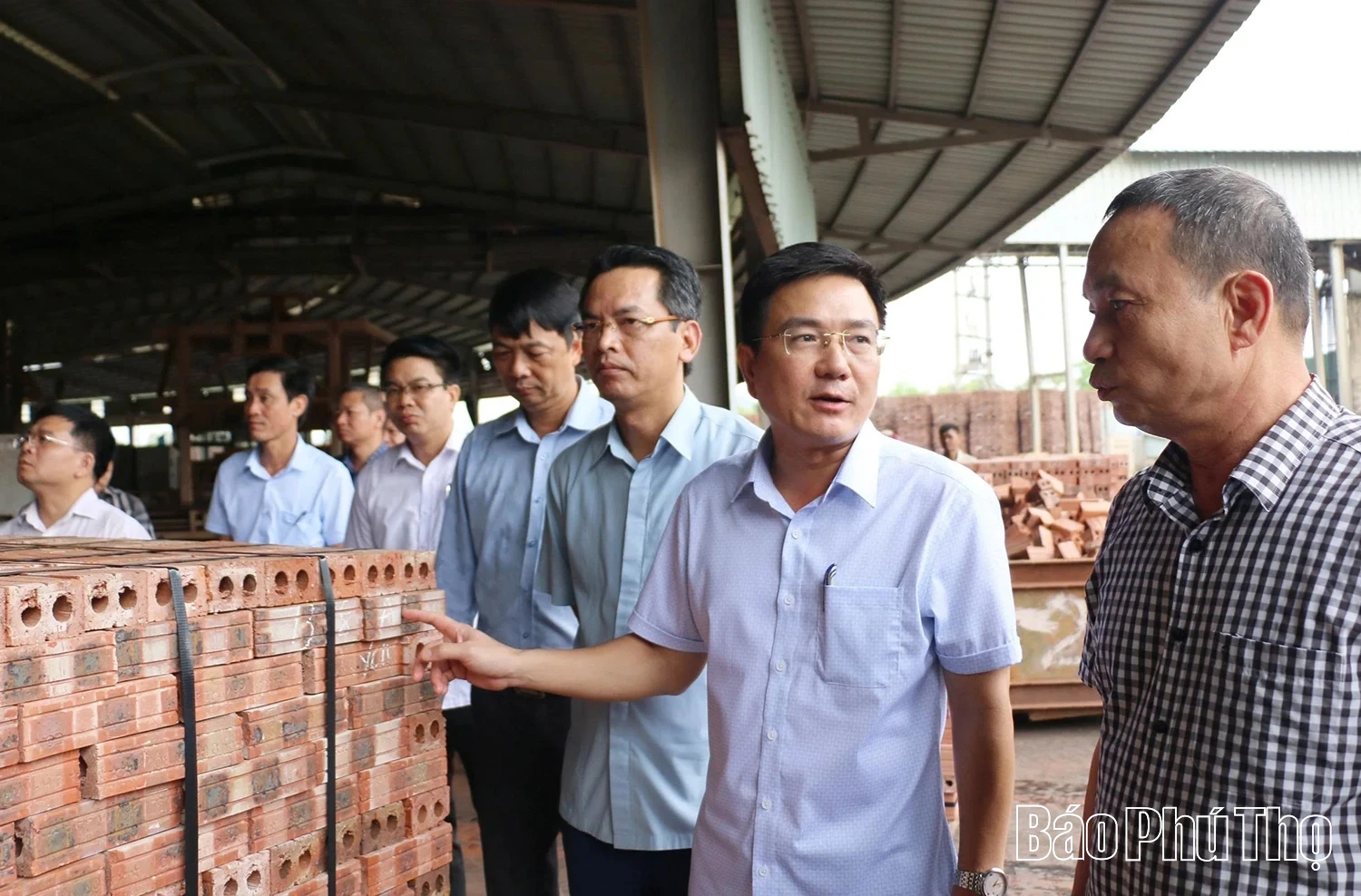 Phó Chủ tịch UBND tỉnh Vũ Việt Văn kiểm tra các đơn vị, cơ sở sản xuất vật liệu xây dựng và dự án nhà ở