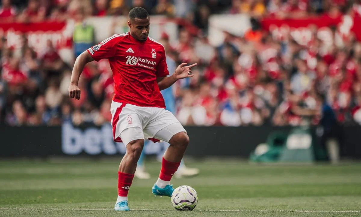 10 ngôi sao bước ra từ vùng tối Ngoại hạng Anh