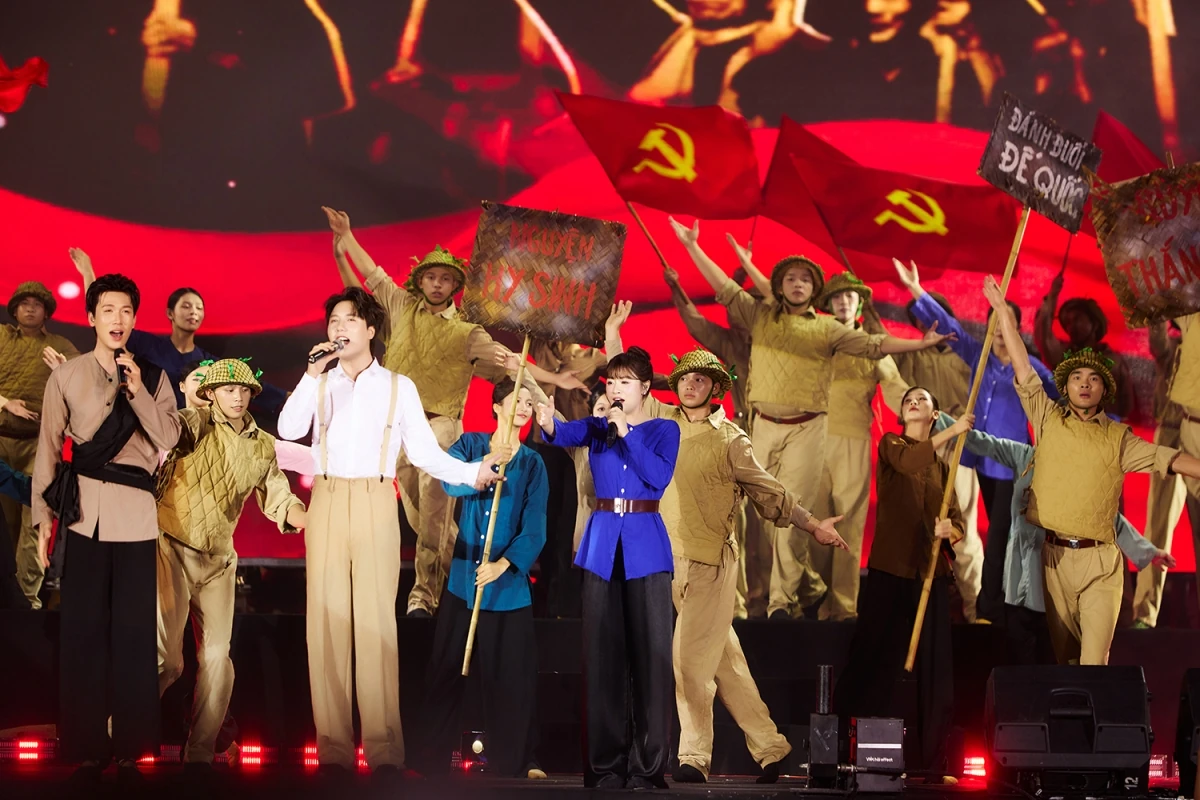 Sao Mai Thu Hằng xúc động hát Quốc ca trên Quảng trường Cách mạng Tháng Tám