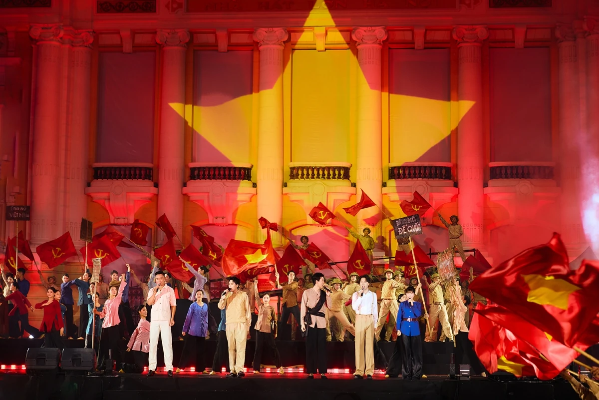 Sao Mai Thu Hằng xúc động hát Quốc ca trên Quảng trường Cách mạng Tháng Tám