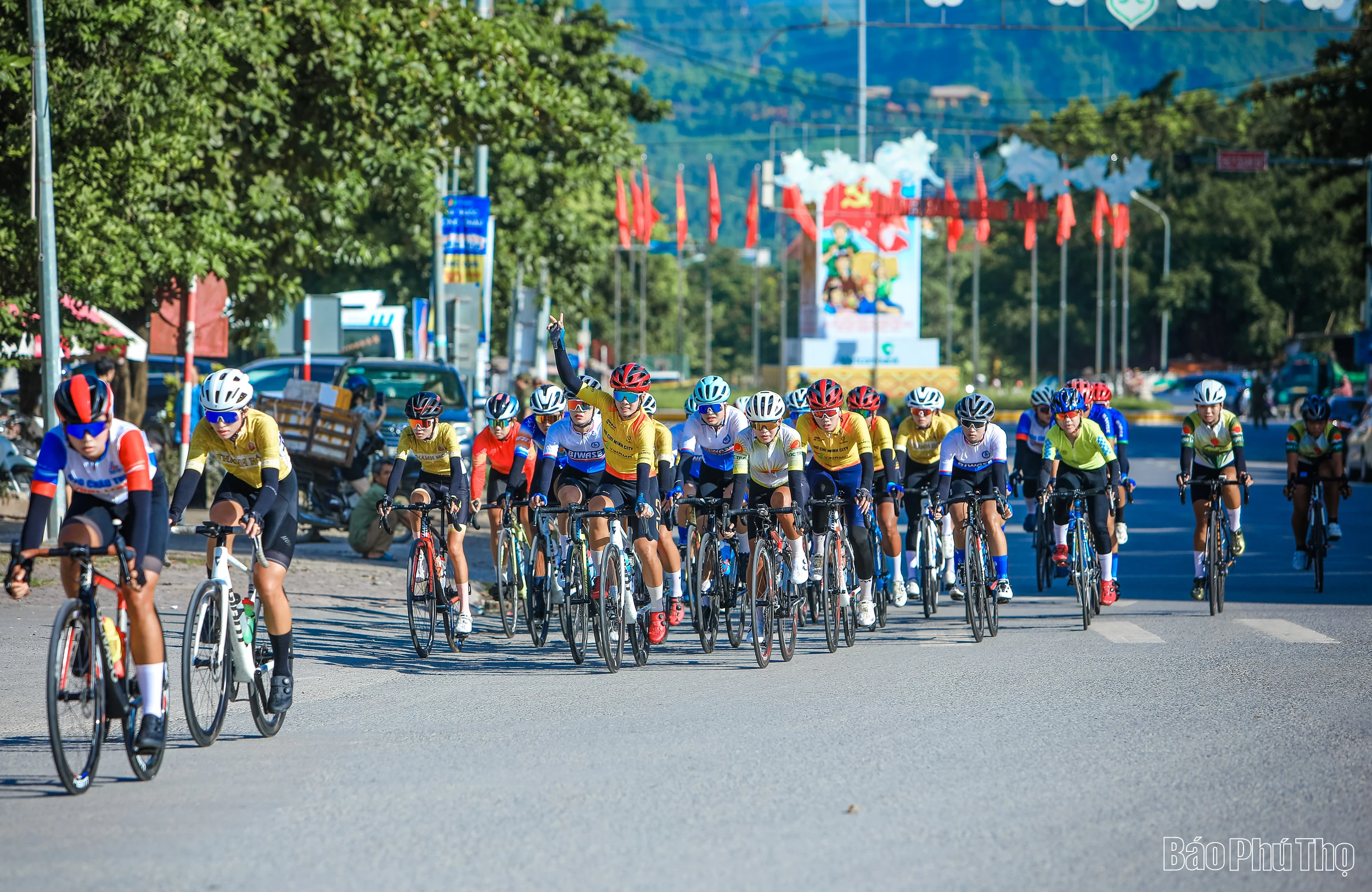 Màn so tài quyết liệt đua xe đạp đường trường