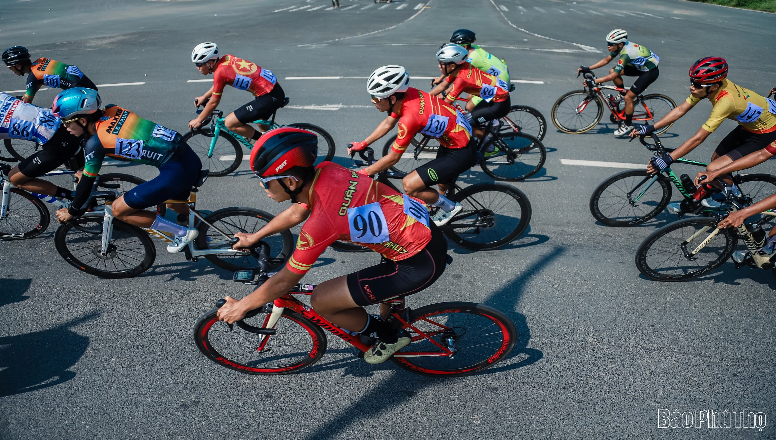 Màn so tài quyết liệt đua xe đạp đường trường