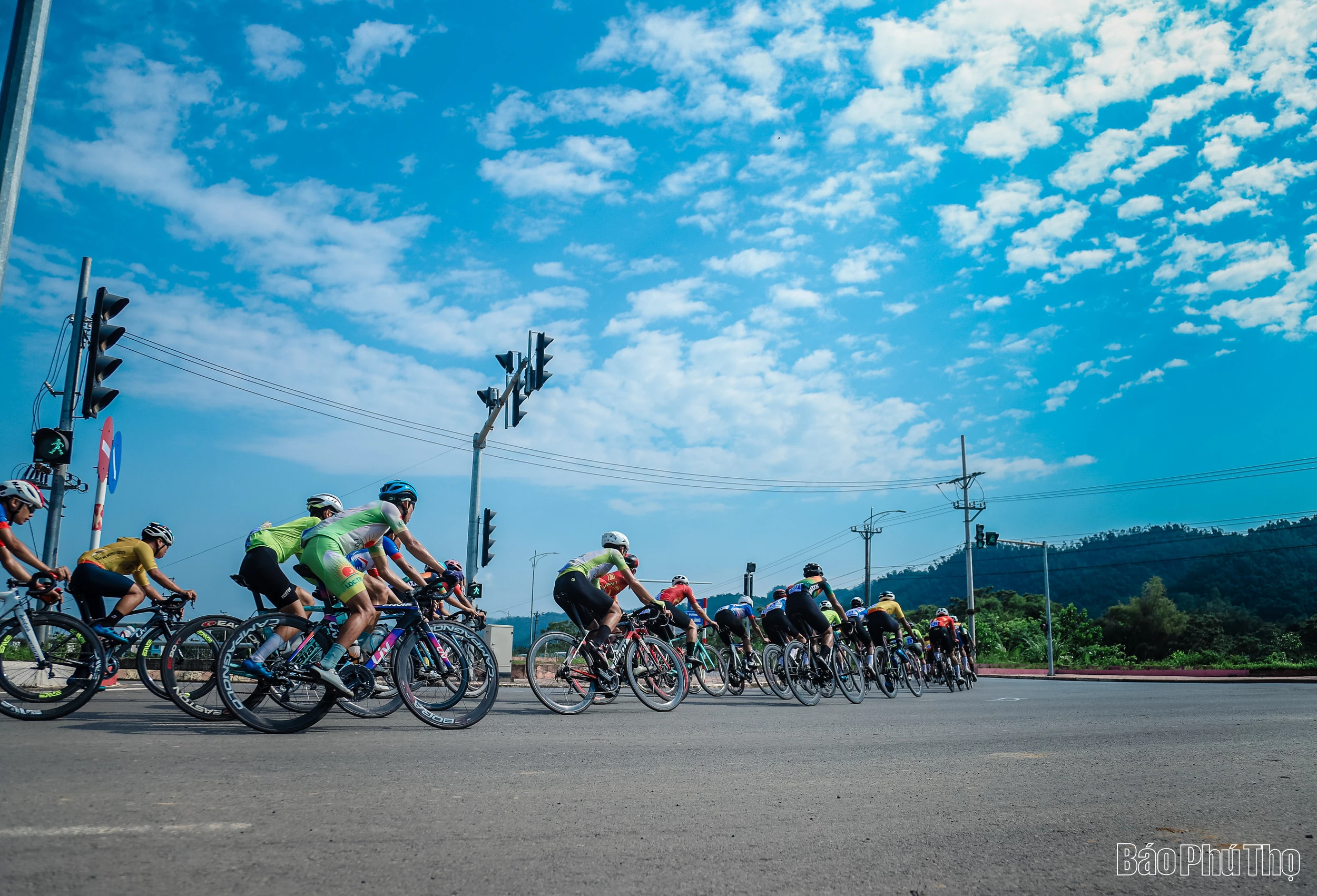 Màn so tài quyết liệt đua xe đạp đường trường