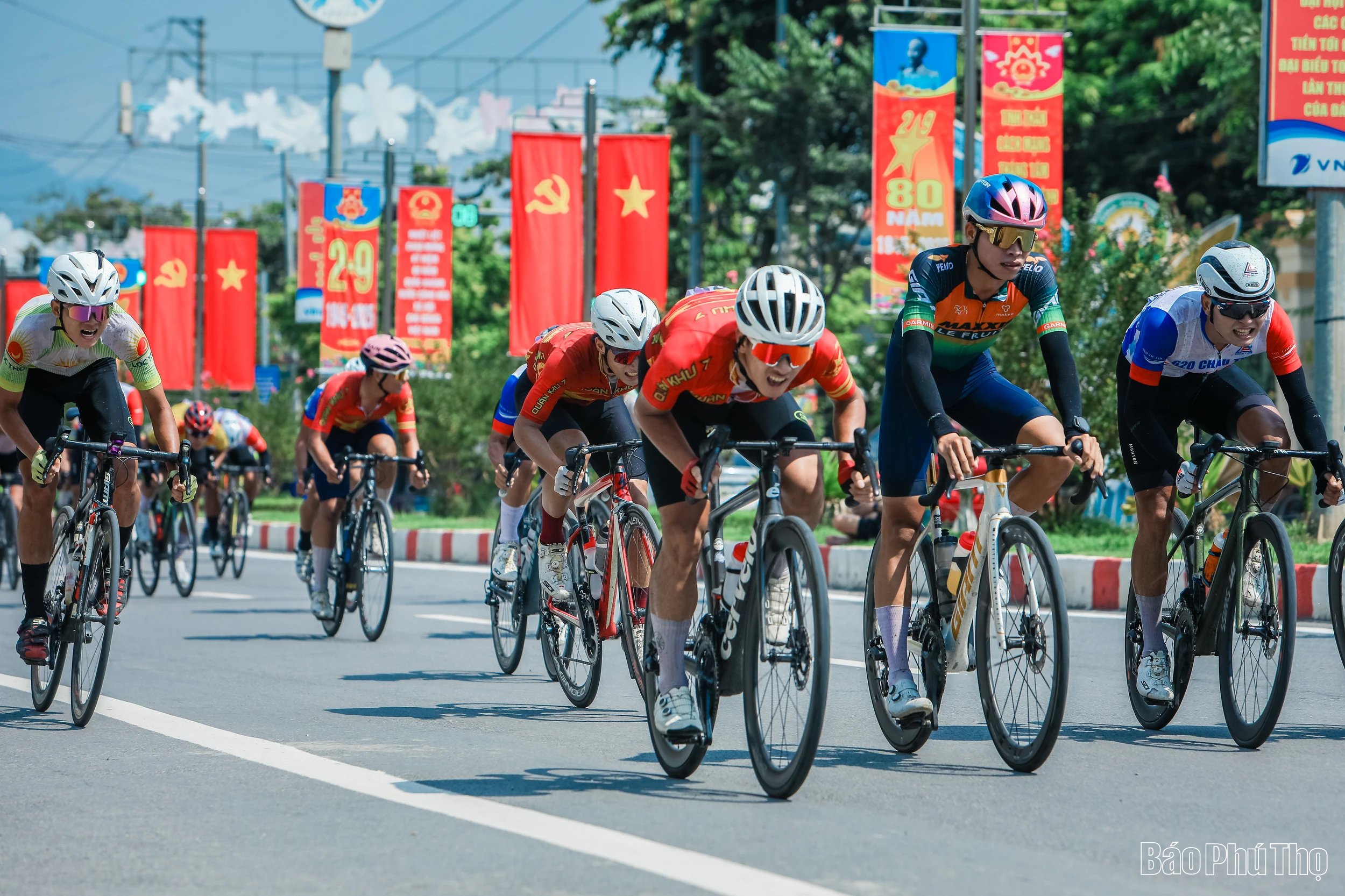 Màn so tài quyết liệt đua xe đạp đường trường