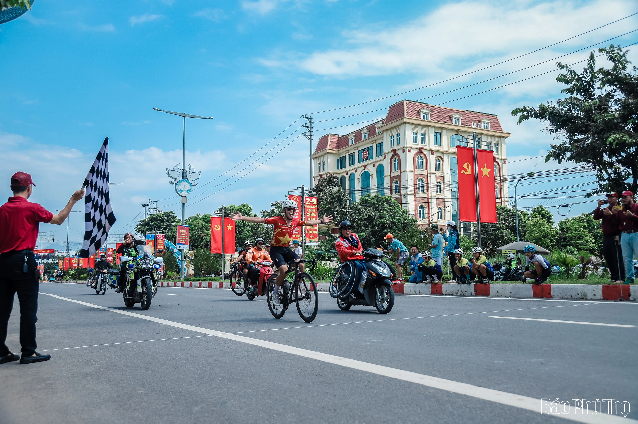 Màn so tài quyết liệt đua xe đạp đường trường