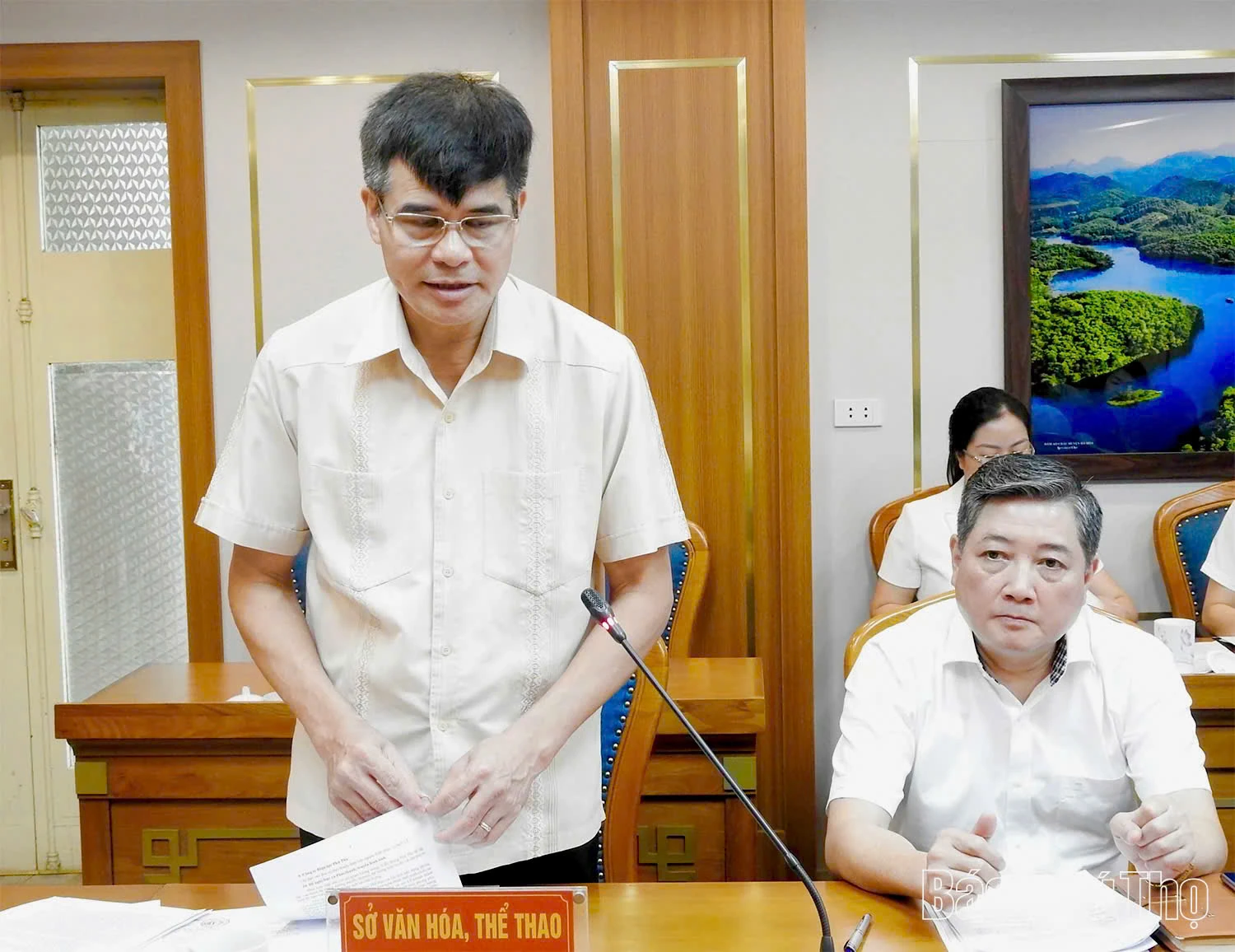 Phó Chủ tịch UBND tỉnh Nguyễn Huy Ngọc nghe báo cáo công tác chuẩn bị lễ khánh thành dự án Nhà Văn hóa nghệ thuật tỉnh và sử dụng trí tuệ nhân tạo hỗ trợ giải quyết thủ tục hành chính công