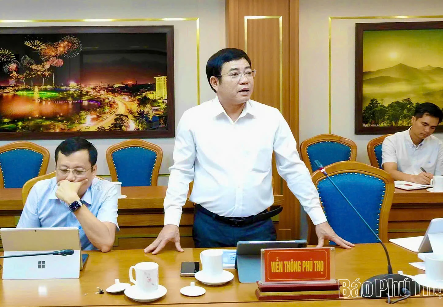 Phó Chủ tịch UBND tỉnh Nguyễn Huy Ngọc nghe báo cáo công tác chuẩn bị lễ khánh thành dự án Nhà Văn hóa nghệ thuật tỉnh và sử dụng trí tuệ nhân tạo hỗ trợ giải quyết thủ tục hành chính công