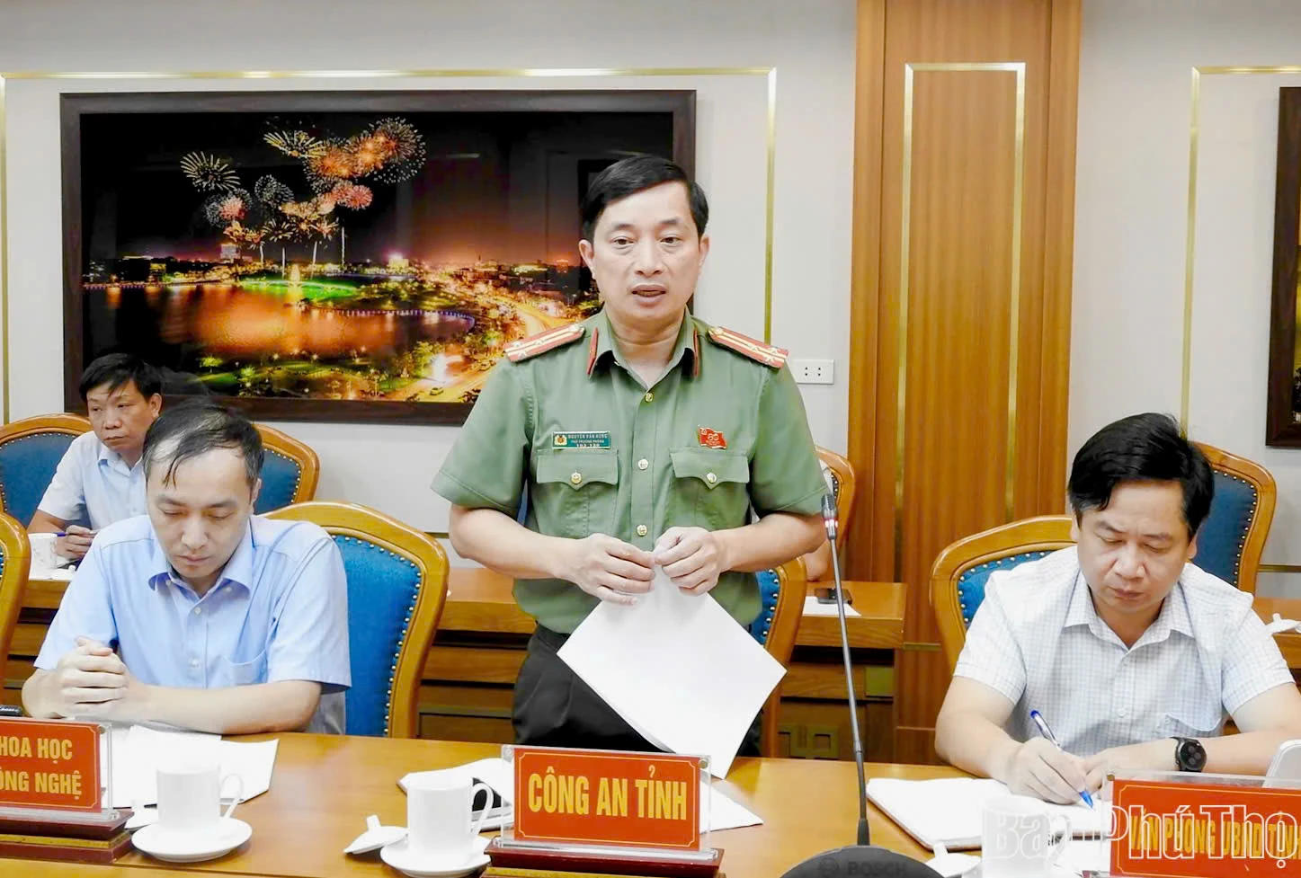 Phó Chủ tịch UBND tỉnh Nguyễn Huy Ngọc nghe báo cáo công tác chuẩn bị lễ khánh thành dự án Nhà Văn hóa nghệ thuật tỉnh và sử dụng trí tuệ nhân tạo hỗ trợ giải quyết thủ tục hành chính công