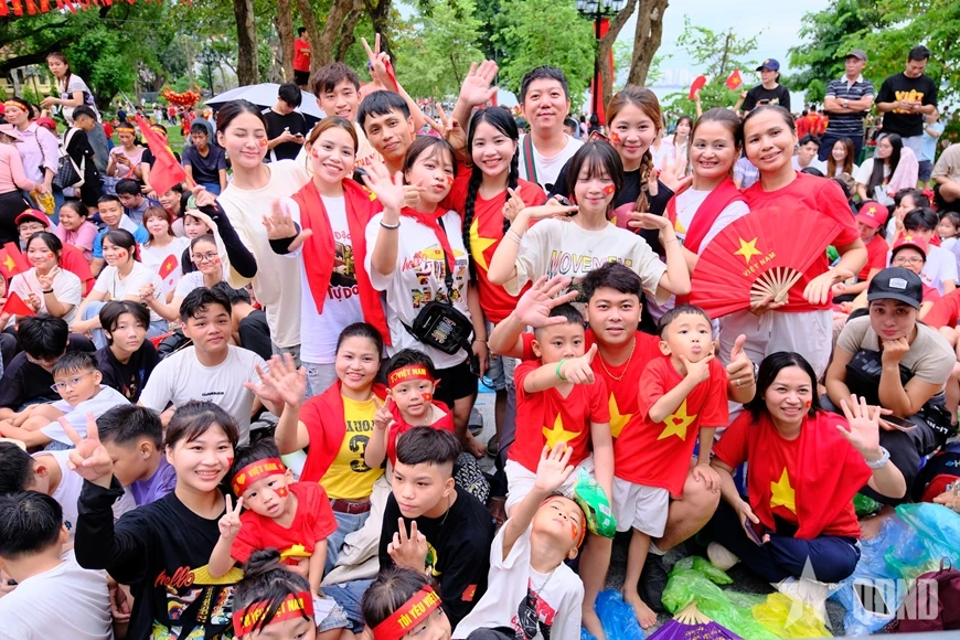 Biển người rực đỏ sắc cờ, háo hức chờ xem tổng hợp luyện diễu binh, diễu hành lần thứ hai