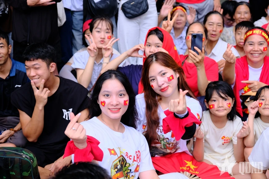 Biển người rực đỏ sắc cờ, háo hức chờ xem tổng hợp luyện diễu binh, diễu hành lần thứ hai