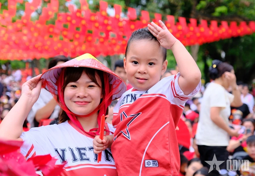 Biển người rực đỏ sắc cờ, háo hức chờ xem tổng hợp luyện diễu binh, diễu hành lần thứ hai