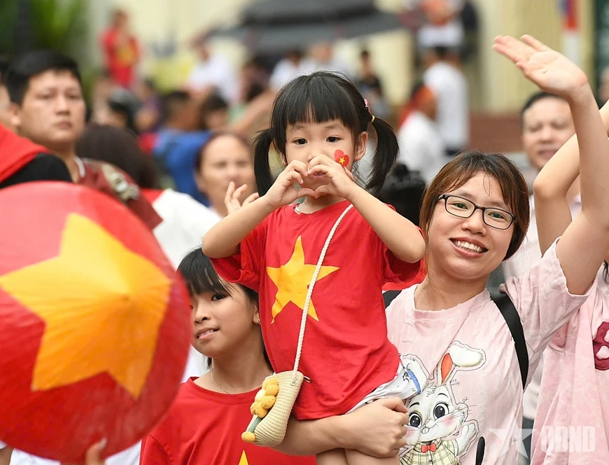 Biển người rực đỏ sắc cờ, háo hức chờ xem tổng hợp luyện diễu binh, diễu hành lần thứ hai