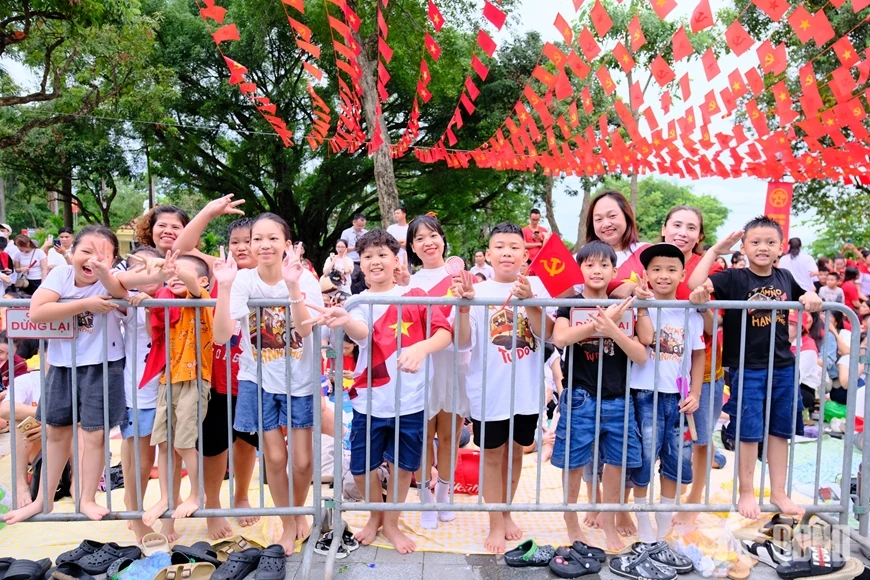 Biển người rực đỏ sắc cờ, háo hức chờ xem tổng hợp luyện diễu binh, diễu hành lần thứ hai