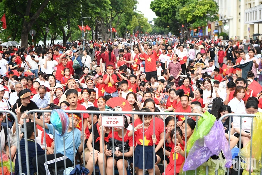 Biển người rực đỏ sắc cờ, háo hức chờ xem tổng hợp luyện diễu binh, diễu hành lần thứ hai