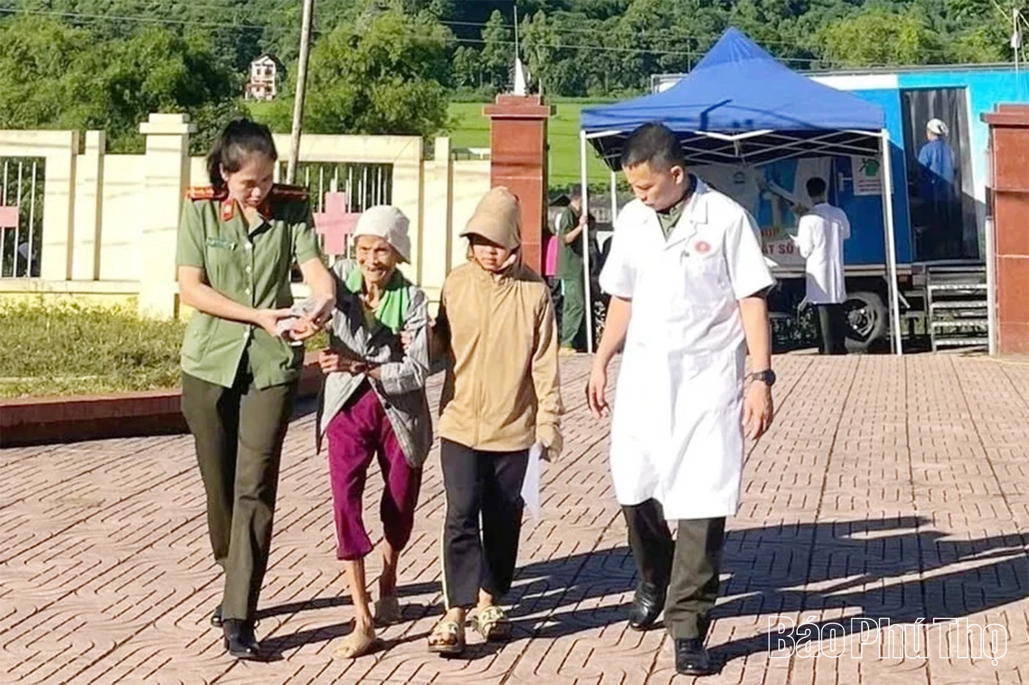 Khám sức khỏe, cấp thuốc miễn phí phục vụ Nhân dân