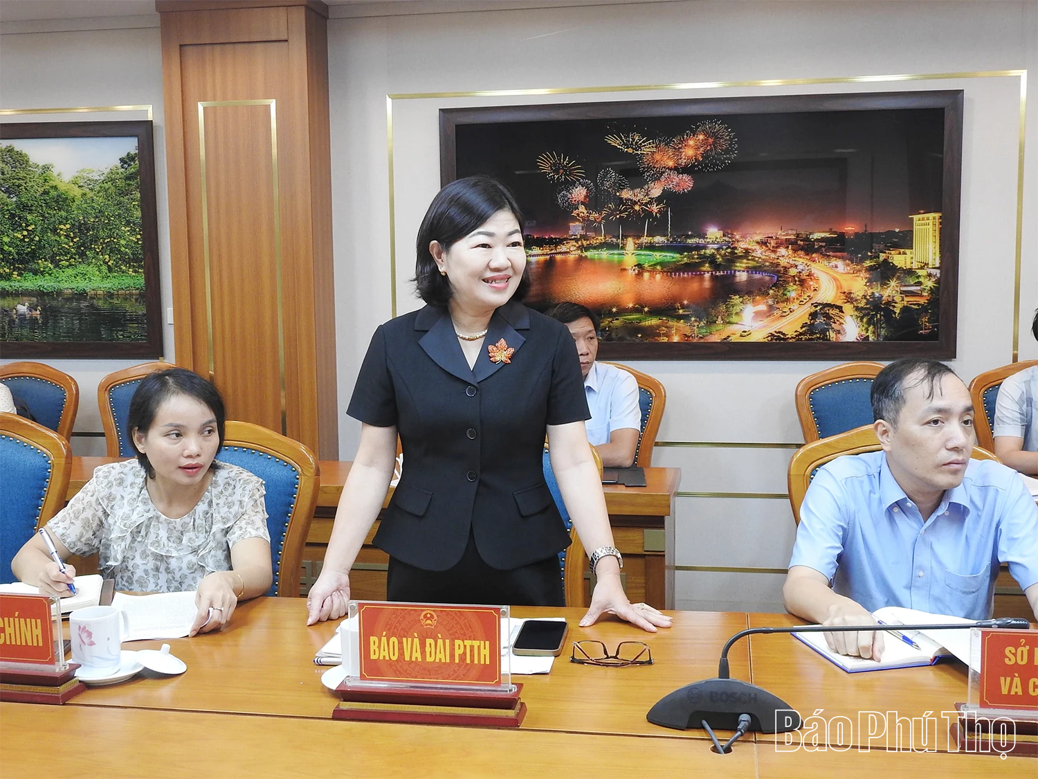 Phó Chủ tịch UBND tỉnh Nguyễn Huy Ngọc nghe báo cáo công tác chuẩn bị lễ khánh thành dự án Nhà Văn hóa nghệ thuật tỉnh và sử dụng trí tuệ nhân tạo hỗ trợ giải quyết thủ tục hành chính công