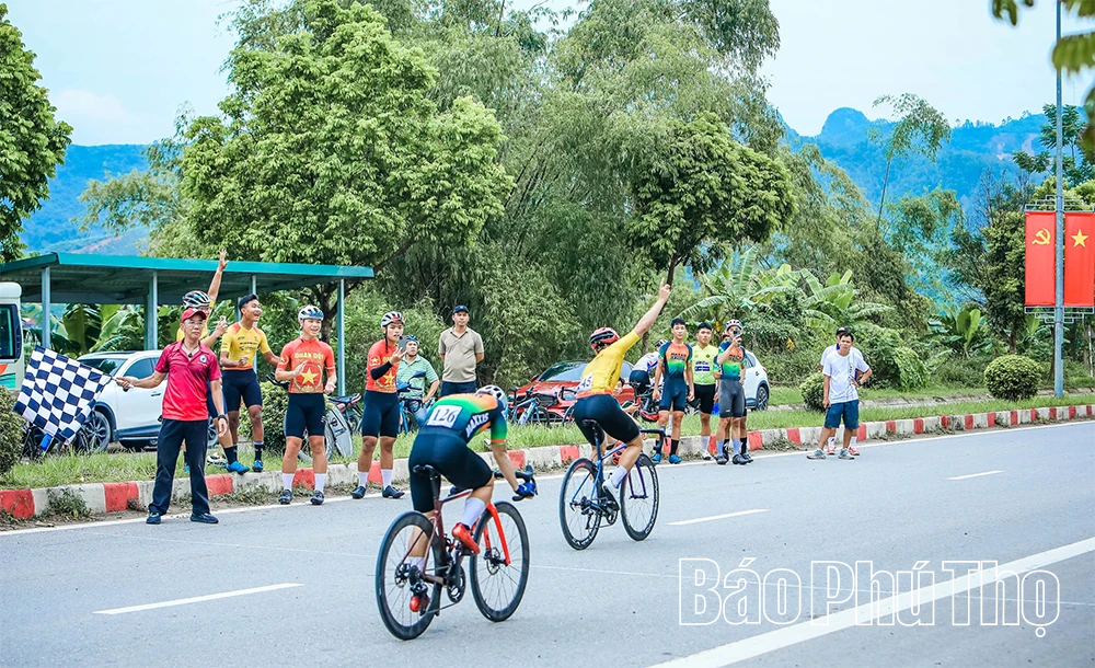 Những pha nước rút thần tốc xe đạp đường trường