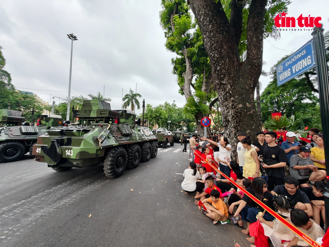 Dàn xe tăng “tập kết” gần Quảng trường Ba Đình chờ lệnh tổng hợp luyện