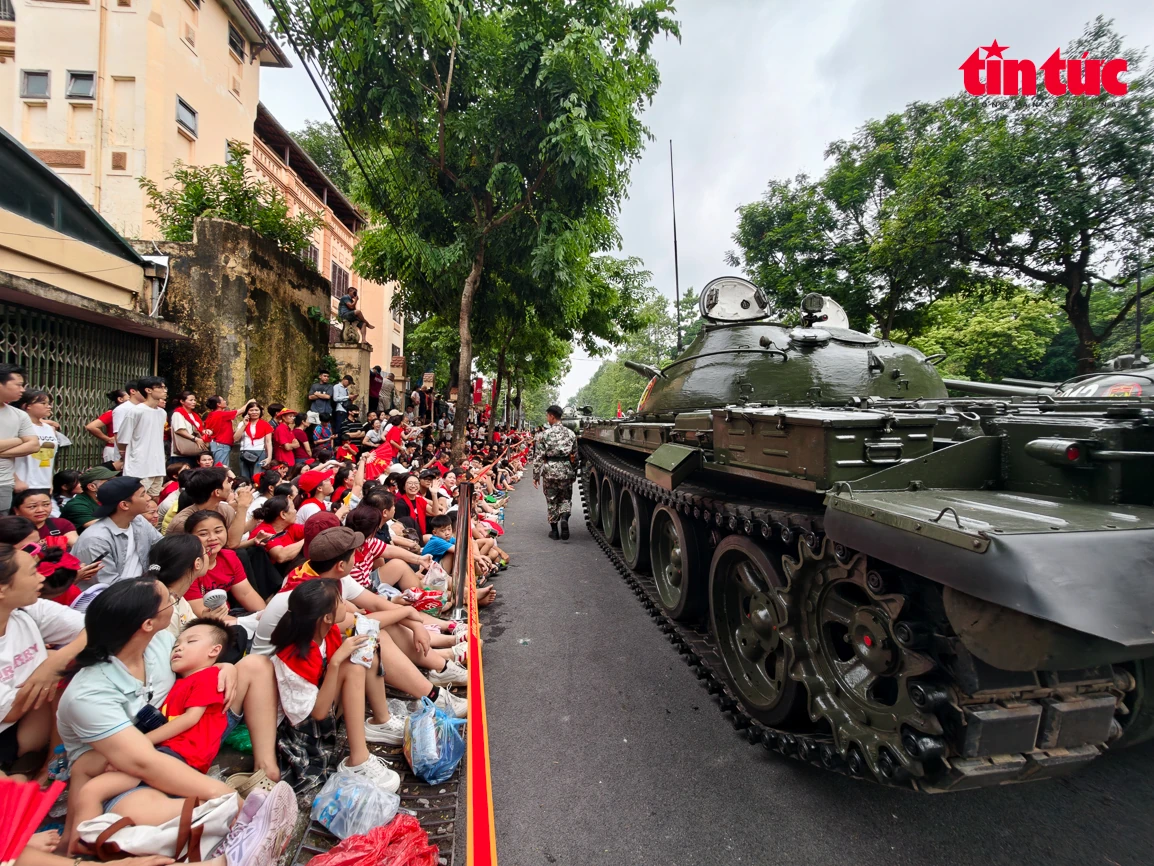 Dàn xe tăng “tập kết” gần Quảng trường Ba Đình chờ lệnh tổng hợp luyện