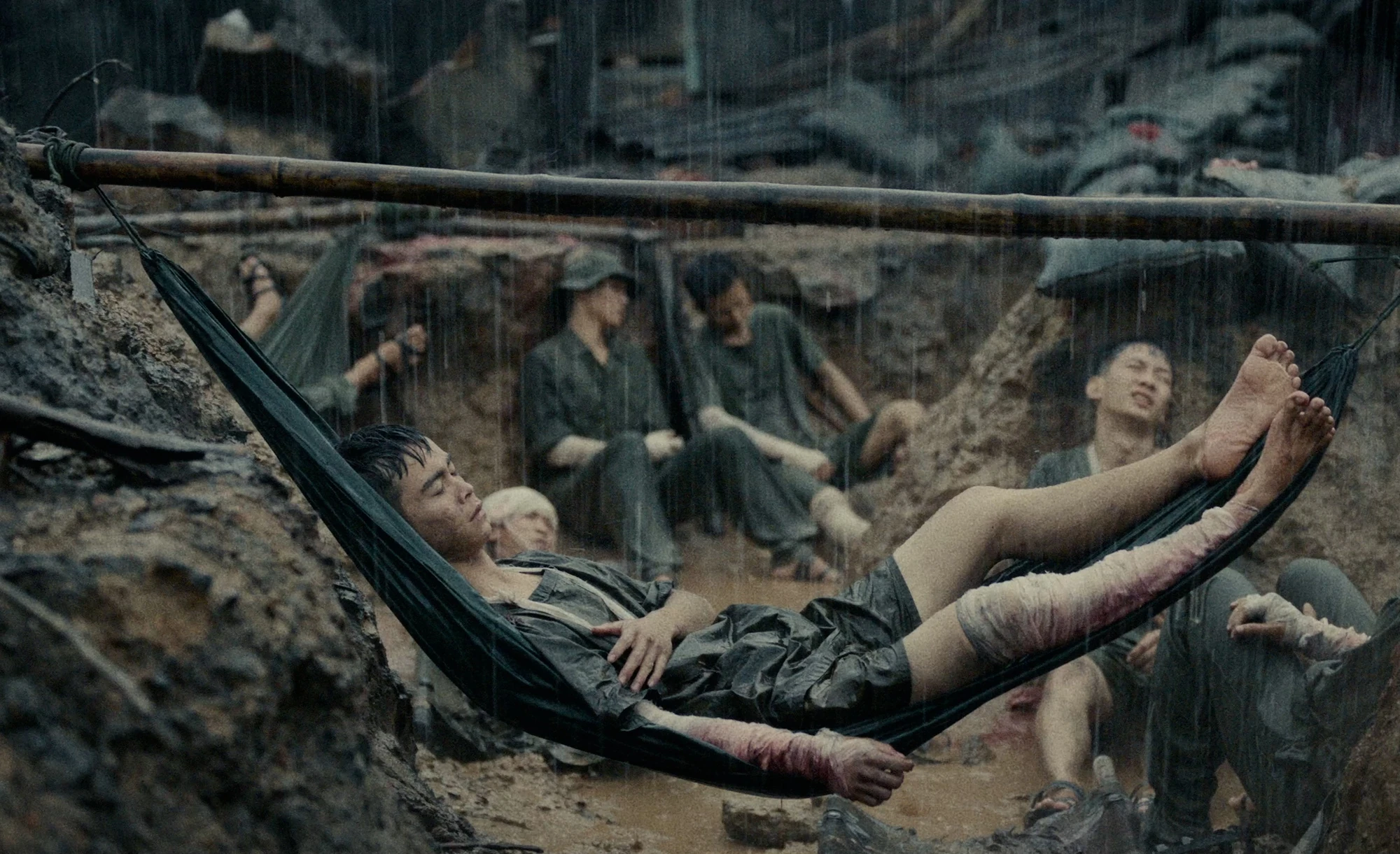 Mưa đỏ thu 40 tỉ đồng trong ngày đầu ra rạp