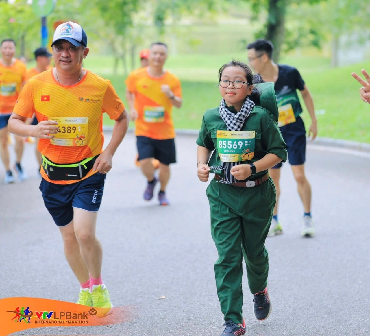 Bé gái hoàn thành 10km tại VTV LPBANK International Marathon 2025 – Truyền cảm hứng mạnh mẽ cho các bạn nhỏ