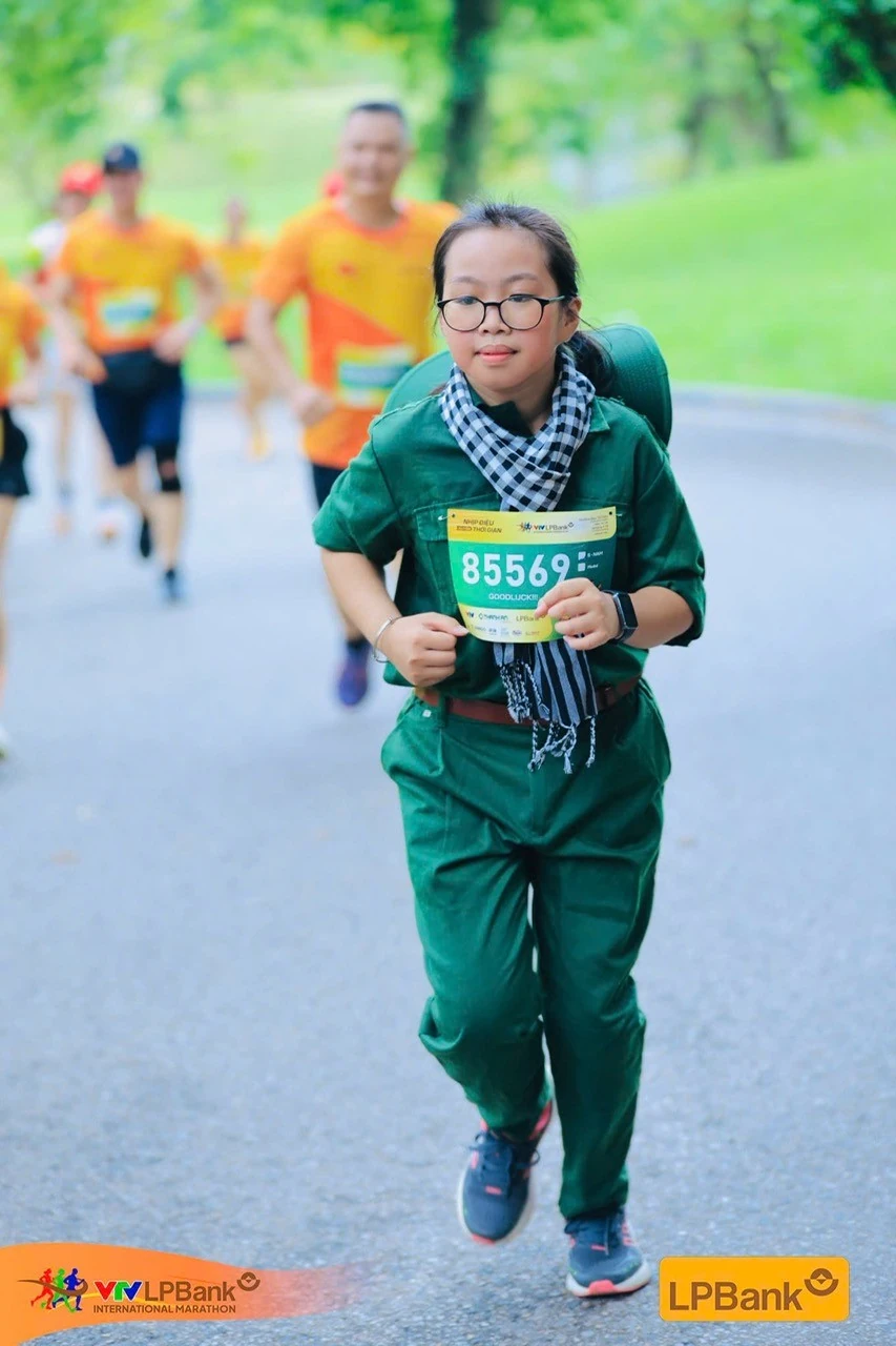 Bé gái hoàn thành 10km tại VTV LPBANK International Marathon 2025 – Truyền cảm hứng mạnh mẽ cho các bạn nhỏ