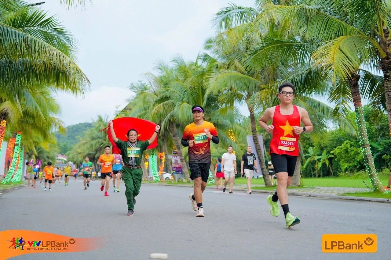 Bé gái hoàn thành 10km tại VTV LPBANK International Marathon 2025 – Truyền cảm hứng mạnh mẽ cho các bạn nhỏ