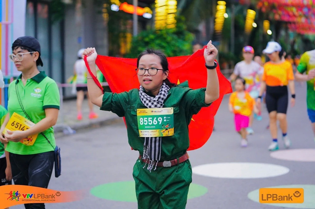 Bé gái hoàn thành 10km tại VTV LPBANK International Marathon 2025 – Truyền cảm hứng mạnh mẽ cho các bạn nhỏ