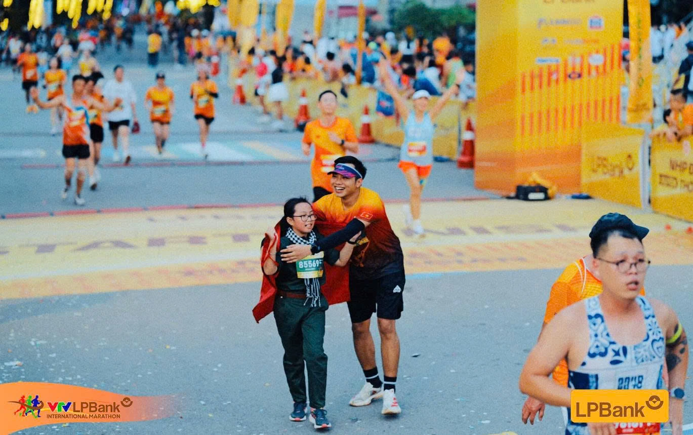 Bé gái hoàn thành 10km tại VTV LPBANK International Marathon 2025 – Truyền cảm hứng mạnh mẽ cho các bạn nhỏ