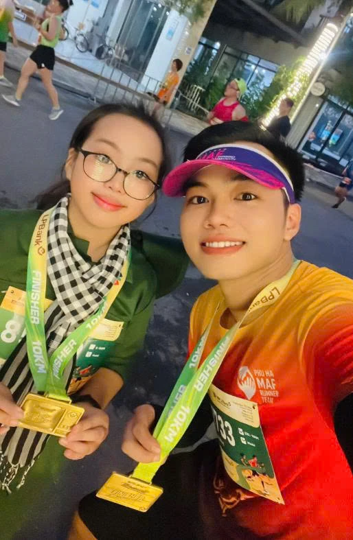 Bé gái hoàn thành 10km tại VTV LPBANK International Marathon 2025 – Truyền cảm hứng mạnh mẽ cho các bạn nhỏ