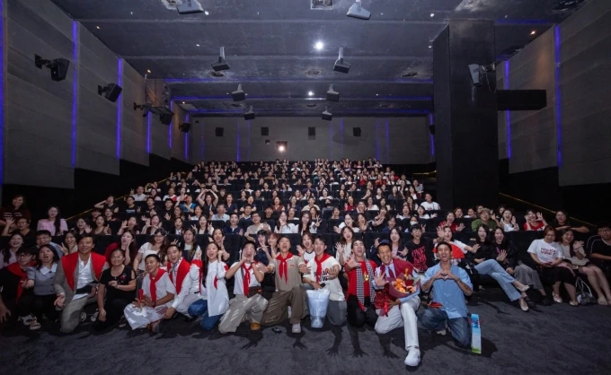 “Mưa đỏ” vượt 300 tỷ đồng sau 9 ngày