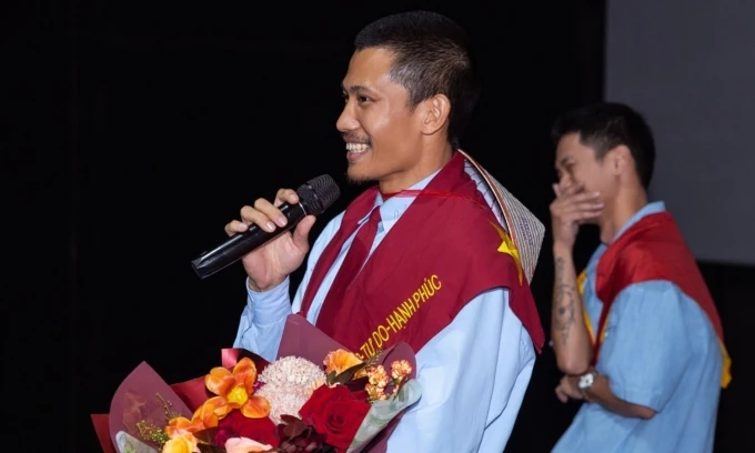 “Mưa đỏ” vượt 300 tỷ đồng sau 9 ngày