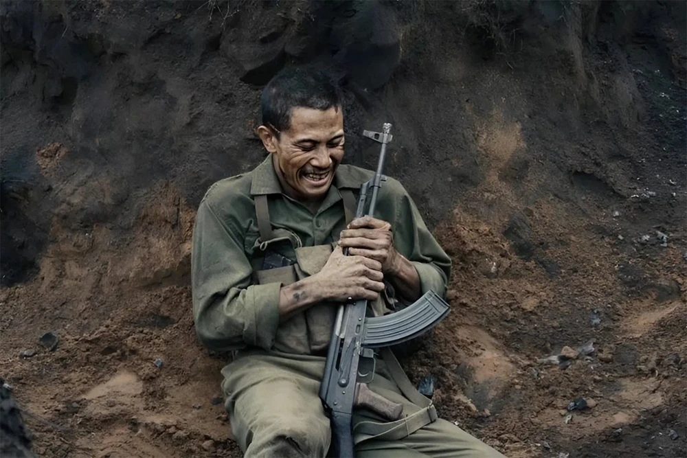 Mưa đỏ cán mốc 100 tỷ đồng, đạo diễn kêu cứu vì nạn quay lén