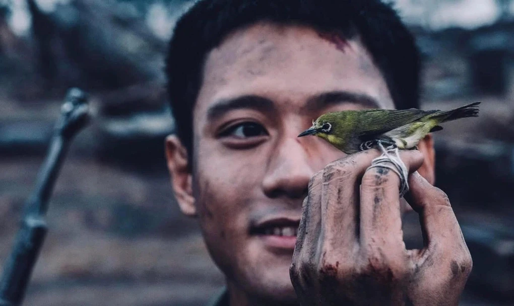 Mưa đỏ cán mốc 100 tỷ đồng, đạo diễn kêu cứu vì nạn quay lén