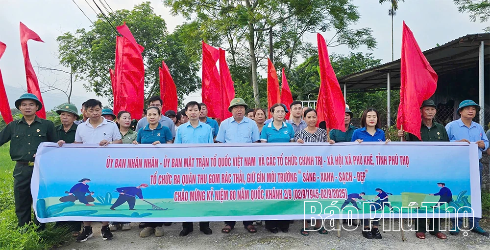 Phú Khê tưng bừng ra quân vệ sinh môi trường