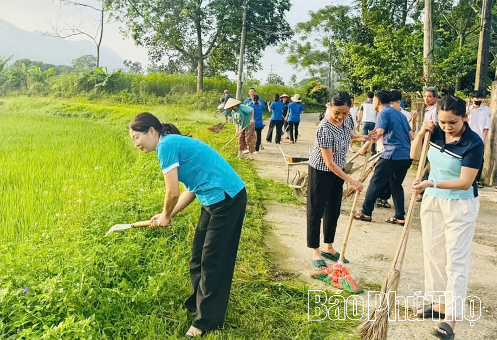 Phú Khê tưng bừng ra quân vệ sinh môi trường