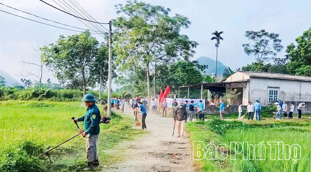 Phú Khê tưng bừng ra quân vệ sinh môi trường