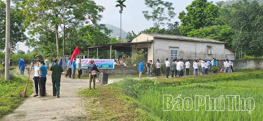 Phú Khê tưng bừng ra quân vệ sinh môi trường