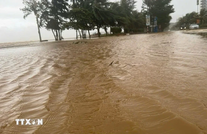 Bão số 5 đã vào đất liền khu vực Nghệ An-Hà Tĩnh, gió giật cấp 13