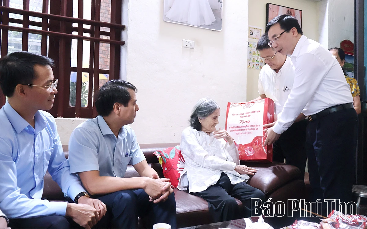 Phó Bí thư Tỉnh uỷ Bùi Huy Vĩnh thăm, tặng quà cán bộ lão thành cách mạng