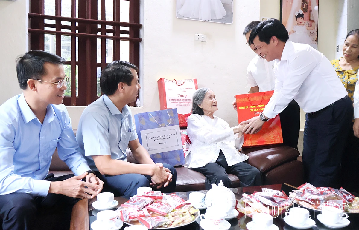 Phó Bí thư Tỉnh uỷ Bùi Huy Vĩnh thăm, tặng quà cán bộ lão thành cách mạng