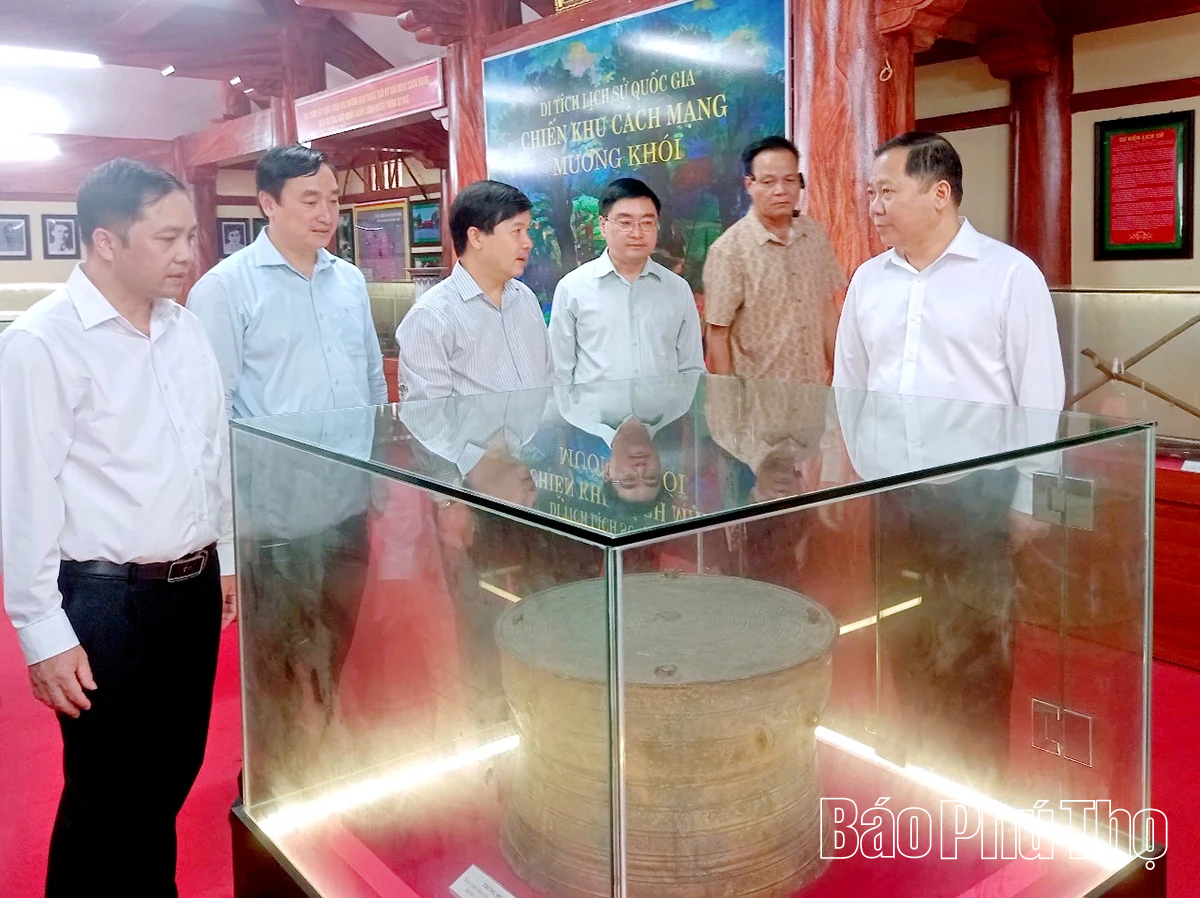 Phó Bí thư Thường trực Tỉnh ủy Nguyễn Phi Long thăm chiến khu Mường Khói và tặng quà cán bộ tiền khởi nghĩa